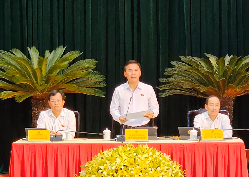 Lãnh đạo Hội đồng nhân dân tỉnh Thanh Hóa điều hành kỳ họp.