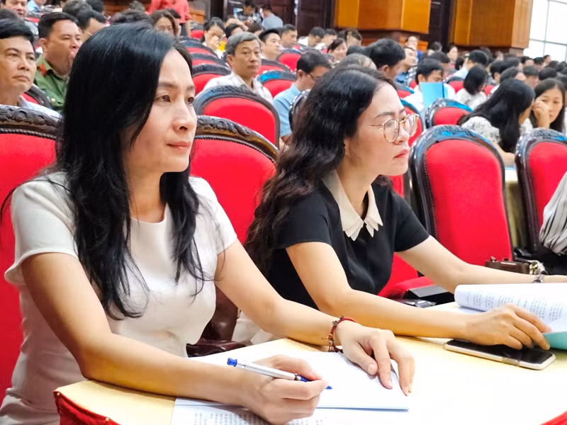 Các cán bộ nghe giới thiệu về Luật Phòng, chống bạo lực gia đình. Các cán bộ nghe giới thiệu về Luật Phòng, chống bạo lực gia đình.