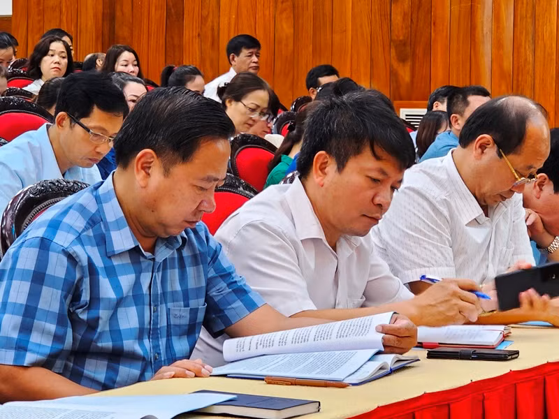 Các đại biểu nghiên cứu, quán triệt nội dung các bộ luật. Các đại biểu nghiên cứu, quán triệt nội dung các bộ luật.