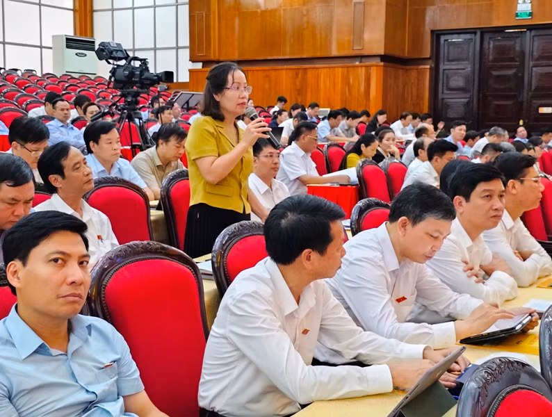 Đại biểu chất vấn tại kỳ họp Hội đồng nhân dân tỉnh Thanh Hóa lần thứ 14. Đại biểu chất vấn tại kỳ họp Hội đồng nhân dân tỉnh Thanh Hóa lần thứ 14.