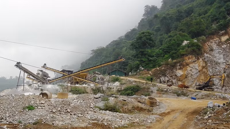 Khai thác, chế biến đá làm vật liệu xây dựng tại miền núi Thanh Hóa đáp ứng nhu cầu dân sinh, thi công xây lắp hạ tầng kỹ thuật.