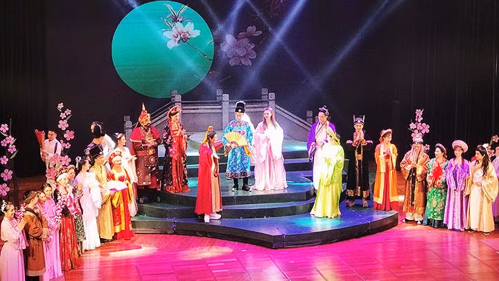 Ngày càng nhiều tác phẩm nghệ thuật được dàn dựng phục vụ công chúng.