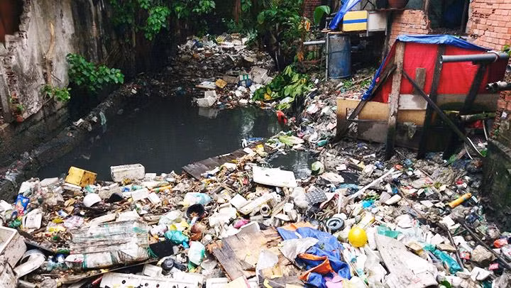 Rác thải làm tắc nghẽn dòng chảy nhiều kênh rạch.