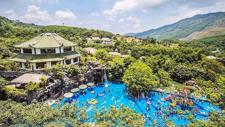 Tắm khoáng nóng giữa núi rừng