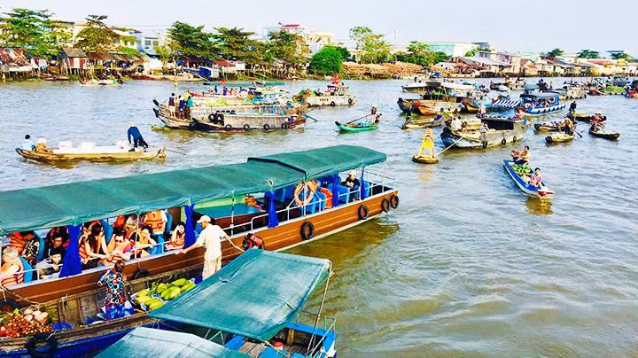 Cần giữ không gian văn hóa và giao thông phù hợp để bảo tồn nét đặc sắc của chợ nổi Cái Răng. Ảnh: LÊ HOÀNG VŨ
