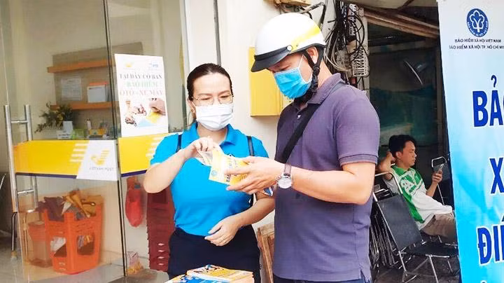 TP Hồ Chí Minh ra quân vận động người dân tham gia BHYT hộ gia đình. Ảnh: TTXVN