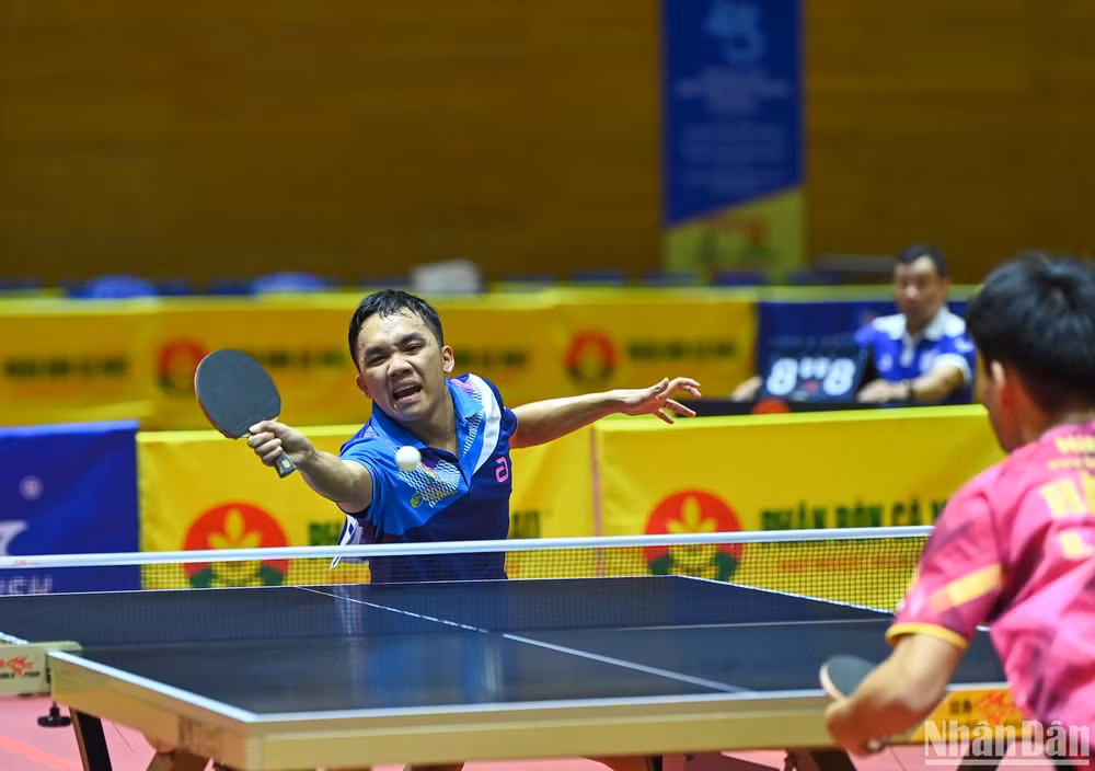 Với kinh nghiệm thi đấu cùng kỹ thuật vượt trội, Đinh Anh Hoàng đã giành thắng lợi 3-0 mang về lợi thế cho Công an Nhân dân T&T 1. (Ảnh: DUY LINH) Với kinh nghiệm thi đấu cùng kỹ thuật vượt trội, Đinh Anh Hoàng đã giành thắng lợi 3-0 mang về lợi thế cho Công an Nhân dân T&T 1. (Ảnh: DUY LINH)