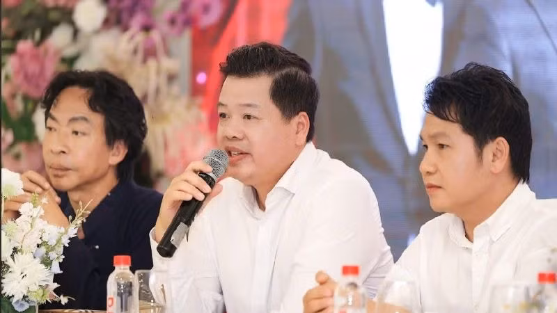 Tam ca Trọng Tấn - Đăng Dương - Việt Hoàn tại buổi họp báo.