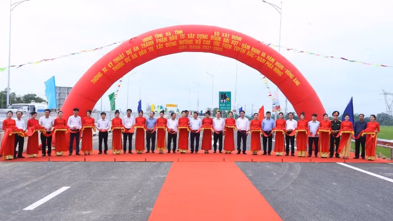 Phó Thủ tướng Trần Hồng Hà cùng đại diện lãnh đạo các đơn vị, địa phương thực hiện nghi thức thông xe kỹ thuật tuyến cao tốc bắc-nam đoạn qua Hà Tĩnh.