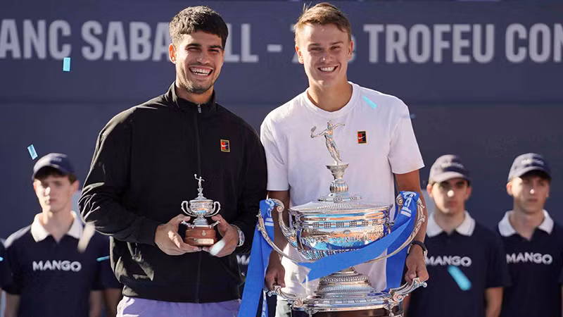 Holger Rune (phải) và Carlos Alcaraz trên bục nhận danh hiệu Barcelona Open. (Ảnh: ATP Tour)