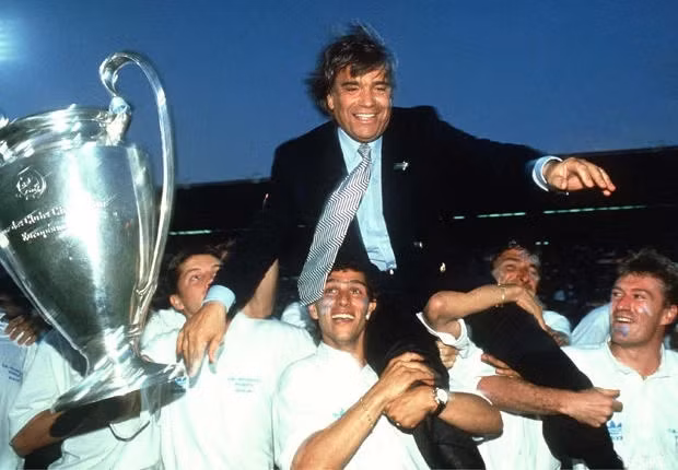 "Hầu bao không đáy" của Tapie đưa Marseille vô địch Champions League 1993. (Ảnh: Marseille) "Hầu bao không đáy" của Tapie đưa Marseille vô địch Champions League 1993. (Ảnh: Marseille)