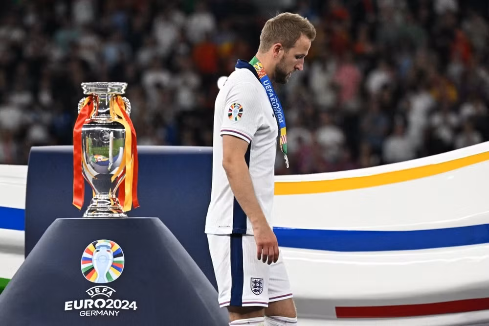 Kane ngậm ngùi với Huy chương Bạc EURO 2024. (Ảnh: FA)