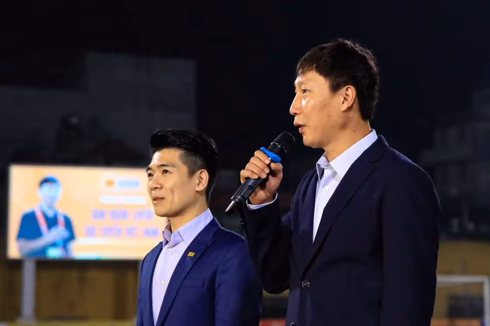 Huấn luyện viên Kim Sang-sik phát biểu tại buổi lễ trao thưởng. Huấn luyện viên Kim Sang-sik phát biểu tại buổi lễ trao thưởng.
