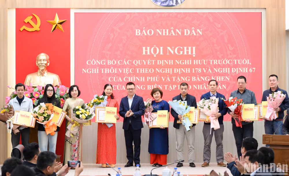 Đồng chí Lê Quốc Minh trao quyết định, bằng khen cho các đồng chí nghỉ hưu trước hạn, thôi việc theo nguyện vọng. (Ảnh: THẾ ĐẠI)