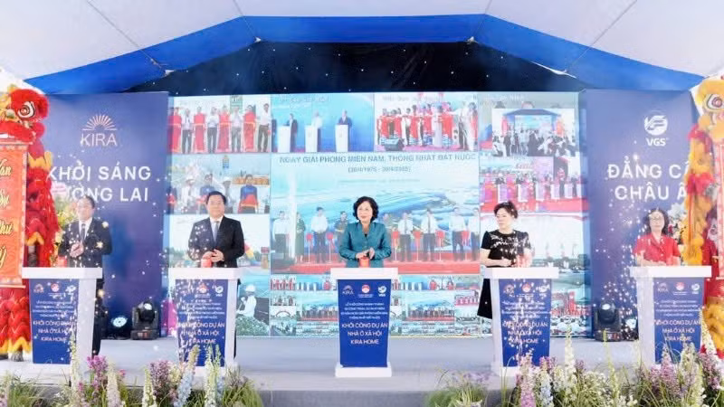Các đại biểu thực hiện nghi thức khởi công Dự án nhà ở xã hội Kira Home.