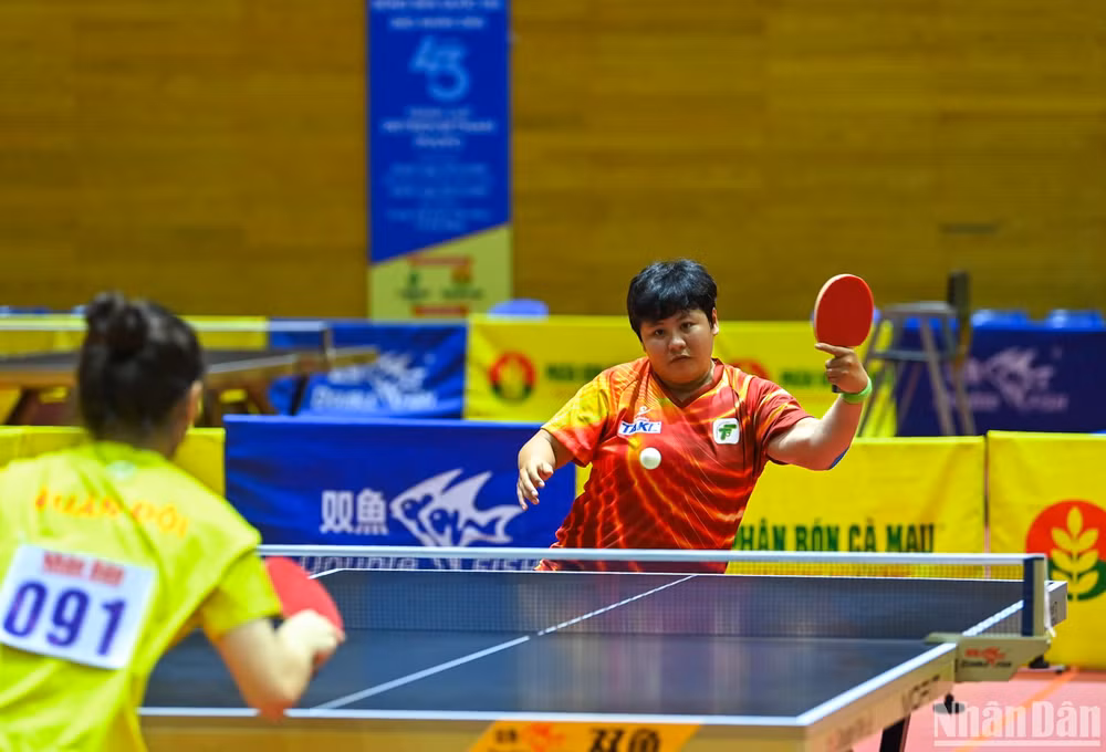 Tay vợt Mai Hoàng Mỹ Trang cùng đội nữ TP Hồ Chí Minh 1 lọt vào trận chung kết đồng đội sau thắng lợi 3-0 trước Quân đội 2. (Ảnh: DUY LINH)