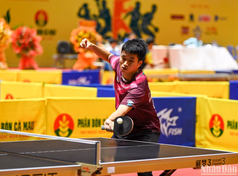 Tay vợt Đoàn Bá Tuấn Anh (Hải Dương-Long Hải 1) thi đấu tại nội dung đồng đội. (Ảnh: DUY LINH) Tay vợt Đoàn Bá Tuấn Anh (Hải Dương-Long Hải 1) thi đấu tại nội dung đồng đội. (Ảnh: DUY LINH)