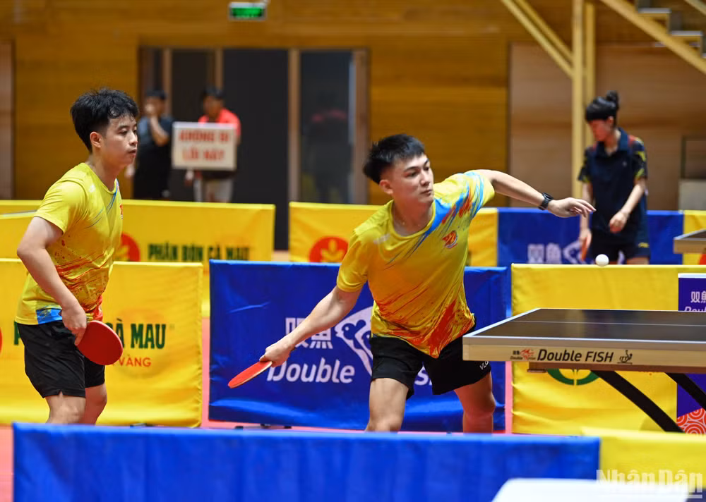 Cặp đôi Nguyễn Đăng Hiệp - Bùi Thế Nghĩa thi đấu tại trận chung kết. (Ảnh: DUY LINH)