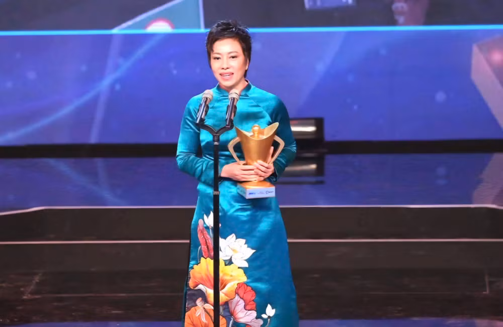Huấn luyện viên bắn súng Nguyễn Thị Nhung.
