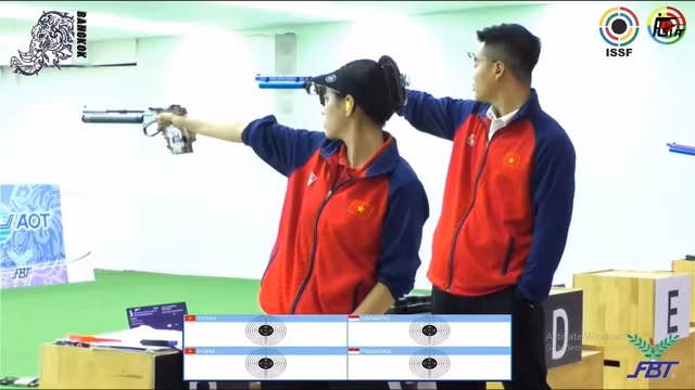 Thu Vinh và Quang Huy mang về cho Bắn súng Việt Nam tấm Huy chương Vàng. (Ảnh: LĐBS)