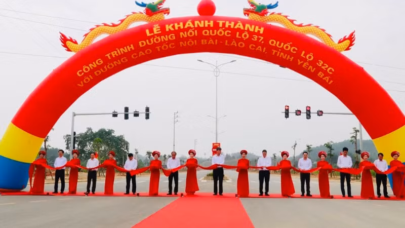 Lãnh đạo tỉnh Yên Bái cắt băng khánh thành công trình. (Ảnh: THANH SƠN)