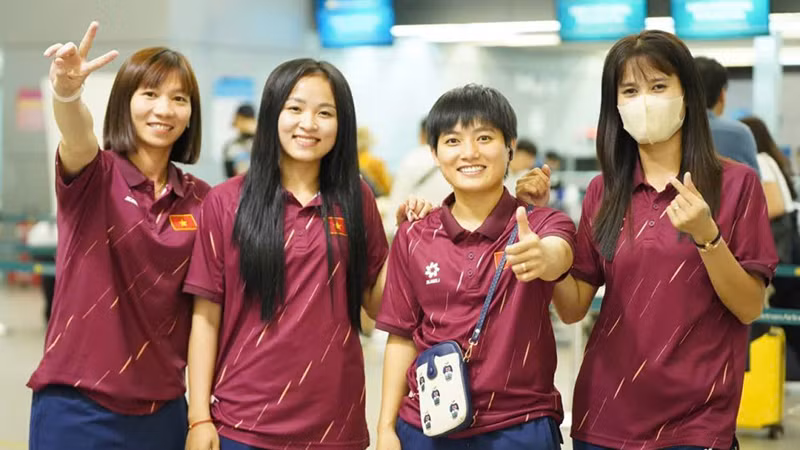 Các cô gái đội tuyển futsal Việt Nam hứng khởi trước giờ khởi hành. (Ảnh: VFF)