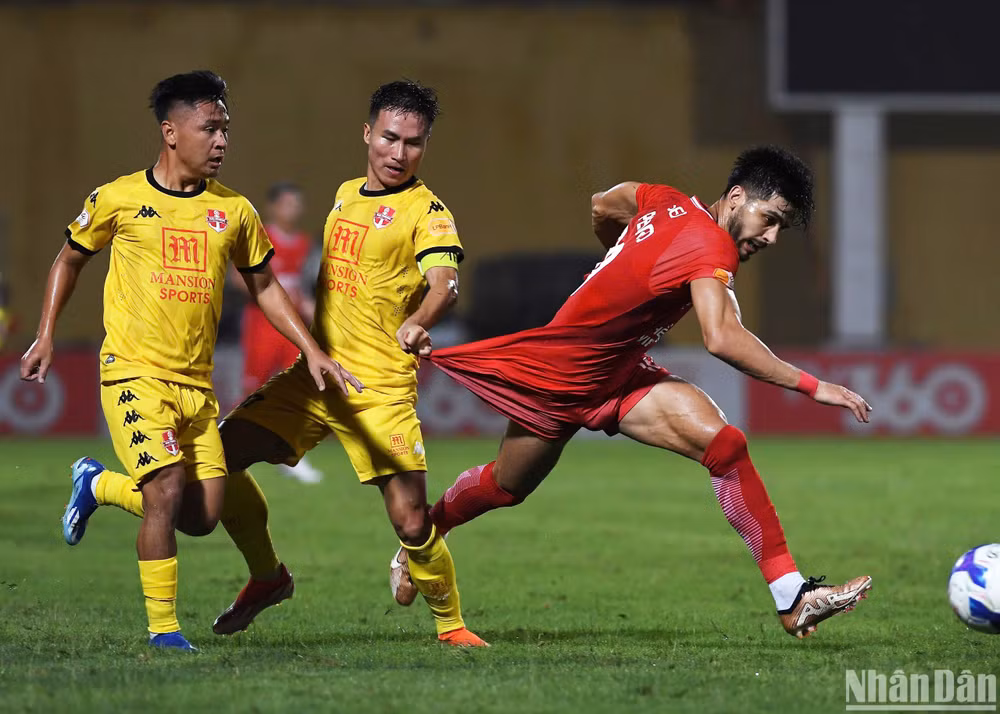 Với nỗ lực công phá, Hải Phòng đã gỡ hòa 2-2 đầy căng thẳng. (Ảnh: TRẦN HẢI)