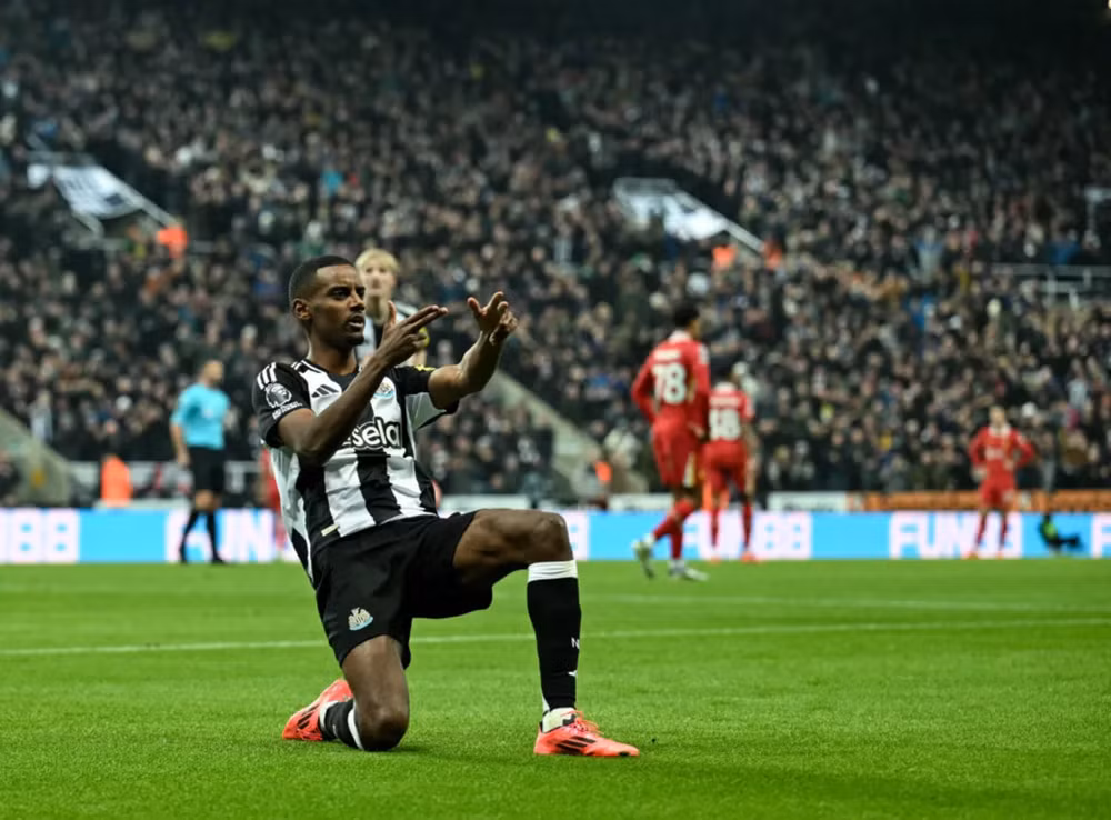 Isak từng ghi bàn vào lưới Liverpool. (Ảnh: ESPN)