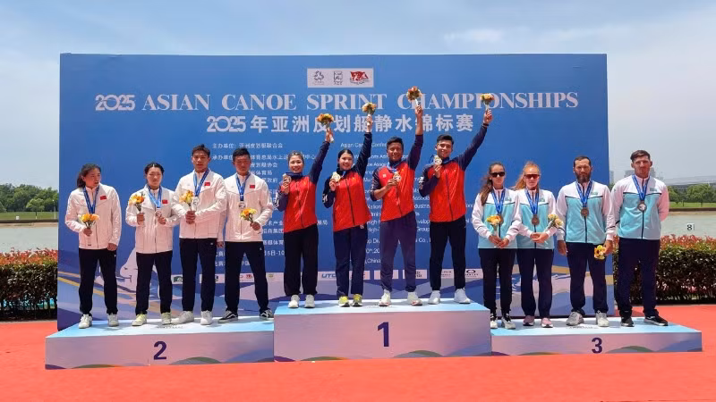 Bộ tứ Phạm Hồng Quân, Bùi Thị Yến, Ma Thị Thúy và Hiên Năm trên bục nhận Huy chương Vàng. 