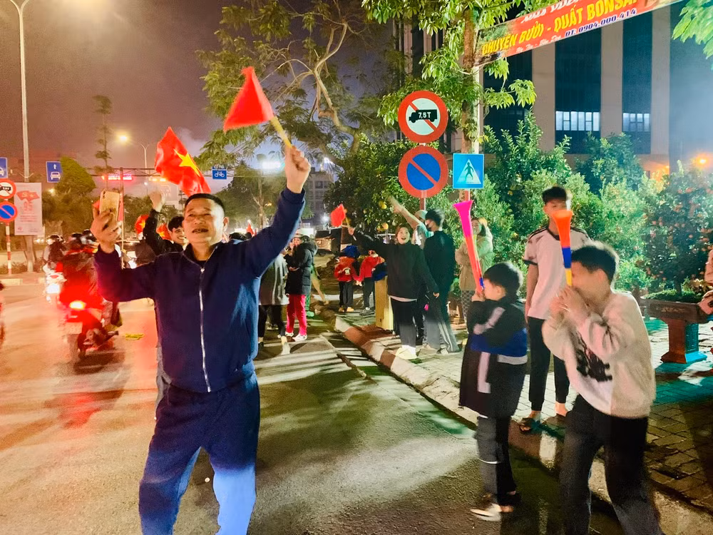 Người hâm mộ đổ ra đường mừng đội tuyển Việt Nam vô địch ASEAN Cup 2024 ảnh 20