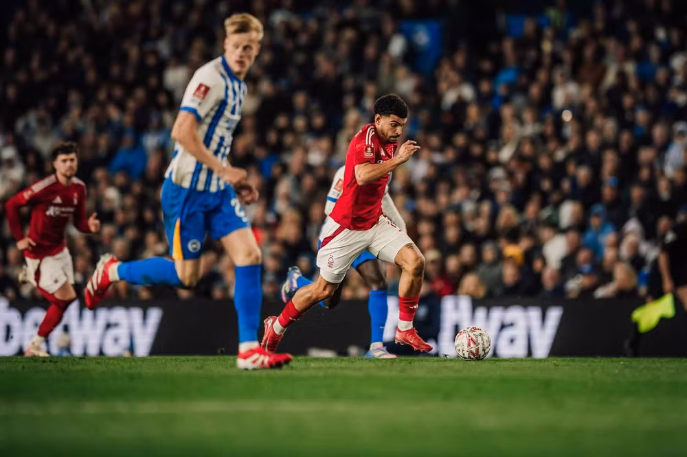 Nottingham Forest (áo đỏ) chiến đấu kiên cường trên sân khách. Nottingham Forest (áo đỏ) chiến đấu kiên cường trên sân khách.