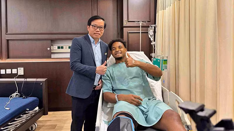Giáo sư, Tiến sĩ, bác sĩ Trần Trung Dũng chụp ảnh cùng Nguyễn Xuân Son sau ca phẫu thuật chấn thương. (Ảnh: MINH PHONG)