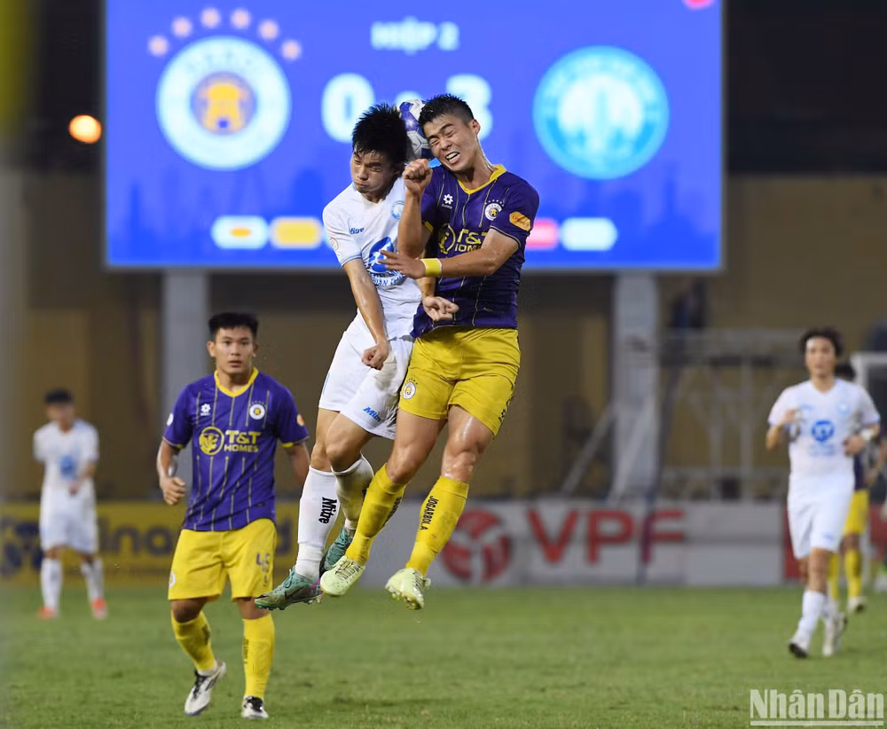 Thép Xanh Nam Định tạo lợi thế dẫn bàn 3-0 ngay trong hiệp 1. (Ảnh: TRẦN HẢI)