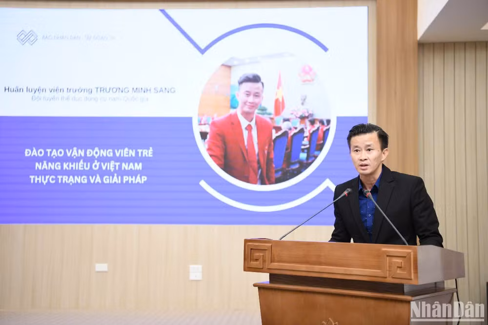 Ông Trương Minh Sang, huấn luyện viên trưởng đội tuyển Thể dục dụng cụ nam Quốc gia trình bày tham luận. Ông Trương Minh Sang, huấn luyện viên trưởng đội tuyển Thể dục dụng cụ nam Quốc gia trình bày tham luận.