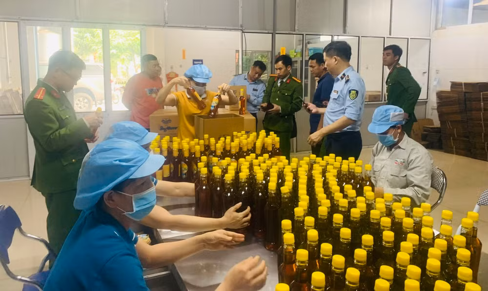 Phát hiện sản phẩm mật ong có chất lượng không đúng với nguồn gốc bản chất tự nhiên. (Ảnh: Quản lý thị trường tỉnh cung cấp) Phát hiện sản phẩm mật ong có chất lượng không đúng với nguồn gốc bản chất tự nhiên. (Ảnh: Quản lý thị trường tỉnh cung cấp)