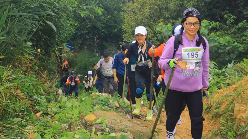 Giải Trekking Tây Thiên thu hút hàng trăm người tham gia.