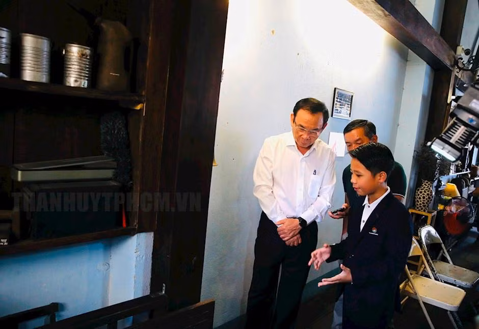 Bí thư Thành ủy Thành phố Hồ Chí Minh Nguyễn Văn Nên cùng các đại biểu tìm hiểu về căn hầm bí mật, hộp thư bí mật. (Ảnh: Trang tin điện tử Đảng bộ Thành phố Hồ Chí Minh)