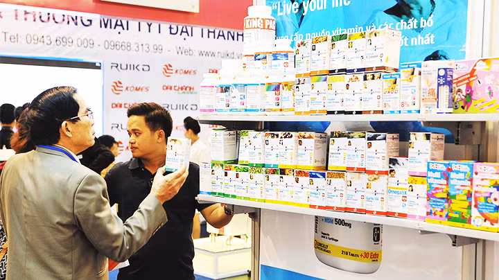 Người tiêu dùng cần cẩn trọng với các loại thực phẩm chức năng được bày bán tràn lan.
