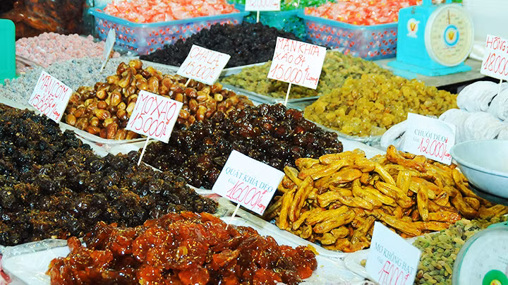 Kiểm tra giám sát chặt chẽ các loại phẩm mầu hóa chất độc hại có trong bánh mứt kẹo.