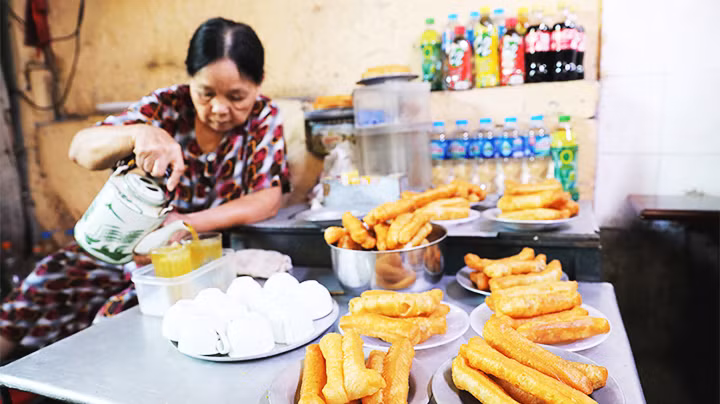 Quẩy, trà đá là các thức bán kèm lâu năm tại các hàng phở. Quẩy, trà đá là các thức bán kèm lâu năm tại các hàng phở.