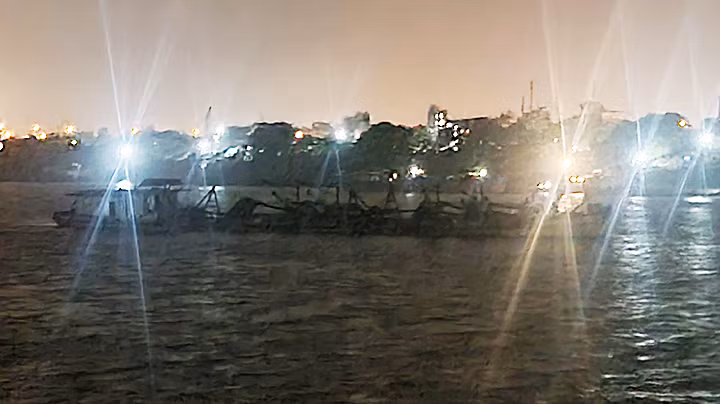 Lúc 19 giờ 20 phút ngày 2/1/2024, ba tàu cát tặc hoạt động cách cầu Thanh Trì chừng 500m về phía trung tâm Hà Nội.