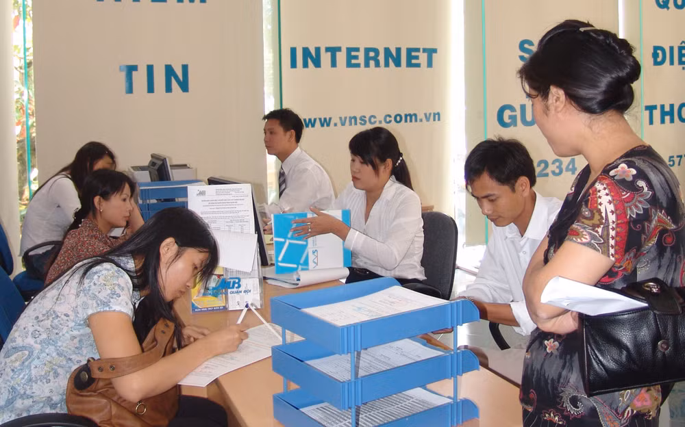 Nhà đầu tư mở tài khoản tại công ty chứng khoán. Ảnh: NGUYỆT ANH