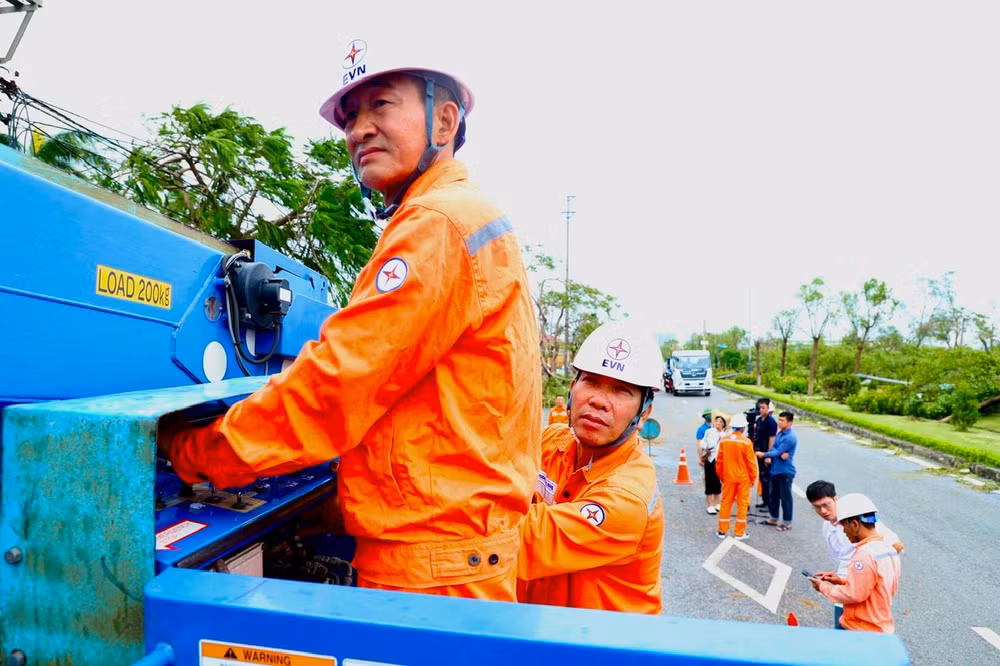 Ngành điện Hải Phòng khẩn trương khôi phục lưới điện sau bão số 3. Ảnh: NGÔ QUANG DŨNG
