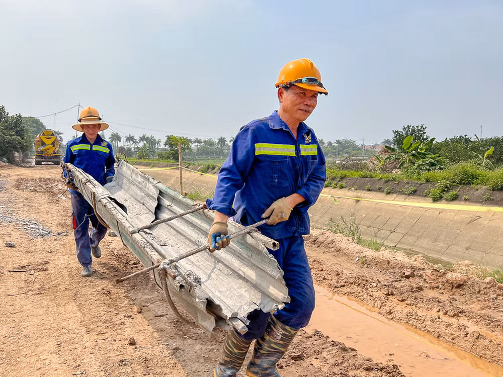 Công nhân làm việc dưới cái nắng gay gắt với nền nhiệt cao. Ảnh: TTXVN