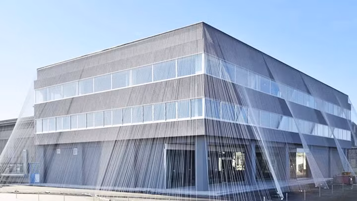 Kiến trúc sư Kengo Kuma thiết kế tấm rèm được bện bằng các sợi carbon. Ảnh: CNN Kiến trúc sư Kengo Kuma thiết kế tấm rèm được bện bằng các sợi carbon. Ảnh: CNN