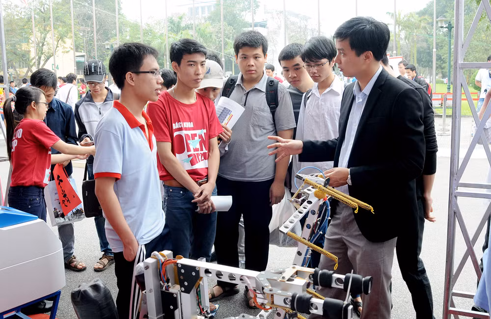 Tư vấn tuyển sinh tại Đại học Bách khoa Hà Nội. Ảnh: NGUYỄN NAM Tư vấn tuyển sinh tại Đại học Bách khoa Hà Nội. Ảnh: NGUYỄN NAM