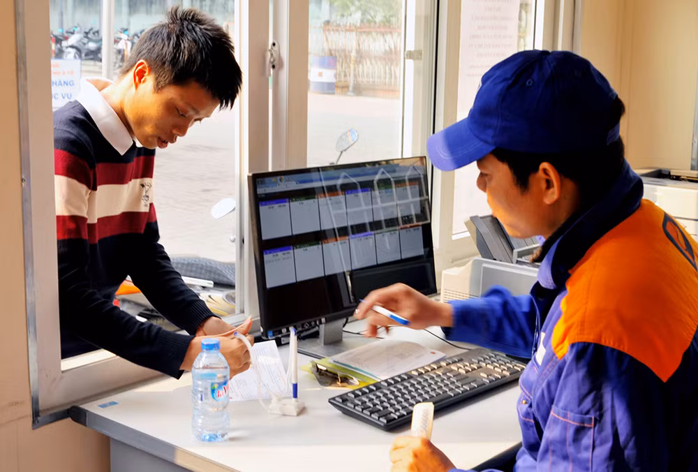 Các cây xăng Petrolimex đã thực hiện việc xuất hóa đơn sau mỗi lần bán. Ảnh: NGUYỄN HẢI