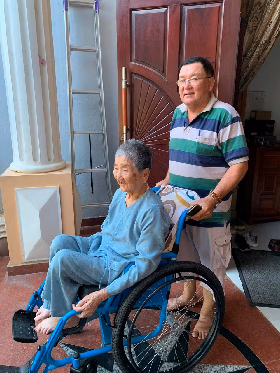 Ông Dương Minh Trị và mẹ mình bà Nguyễn Thị Cầu.