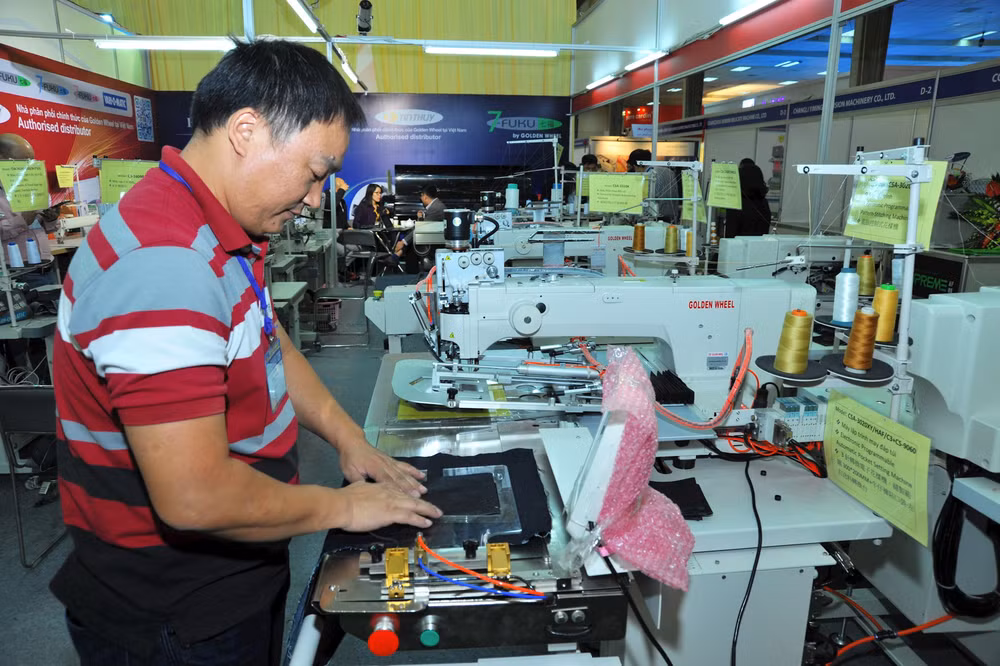 Các doanh nghiệp may mặc đầu tư nhiều máy móc trang thiết bị để tăng năng suất. Ảnh: NAM ANH