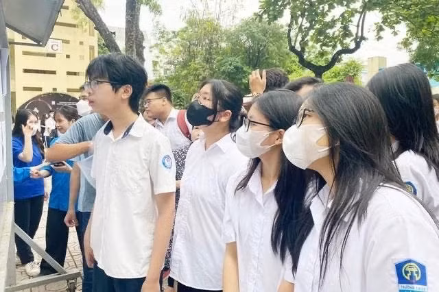 Theo đó, thí sinh chỉ được mang vào phòng thi Theo đó, thí sinh chỉ được mang vào phòng thi